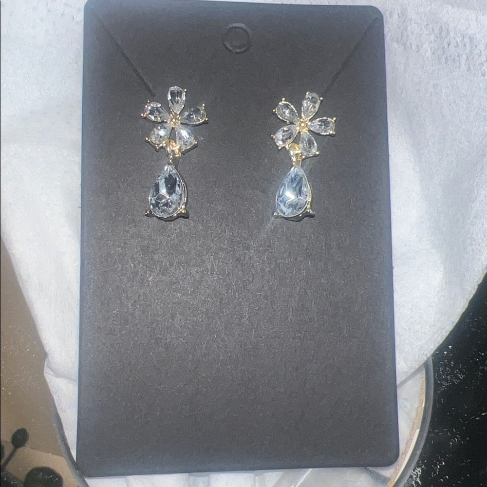 Gold tone Floral Earrings with rhinestones - Picture 3 of 3